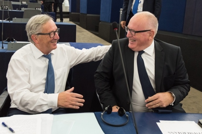 Przewodniczący KE Jean-Claude Juncker i wiceszef KE Frans Timmermans, fot. PAP/EPA/PATRICK SEEGER