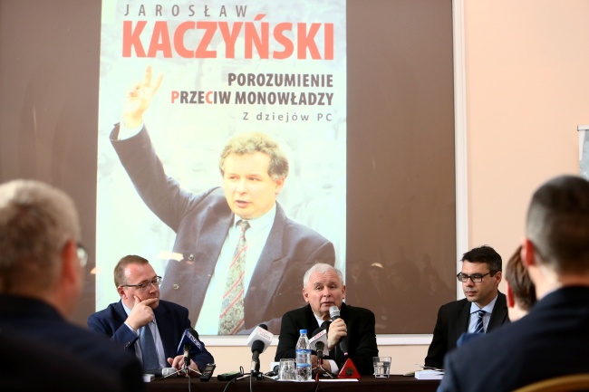 Jarosław Kaczyński podczas spotkania autorskiego promującego jego autobiografię. fot. PAP/Leszek Szymański
