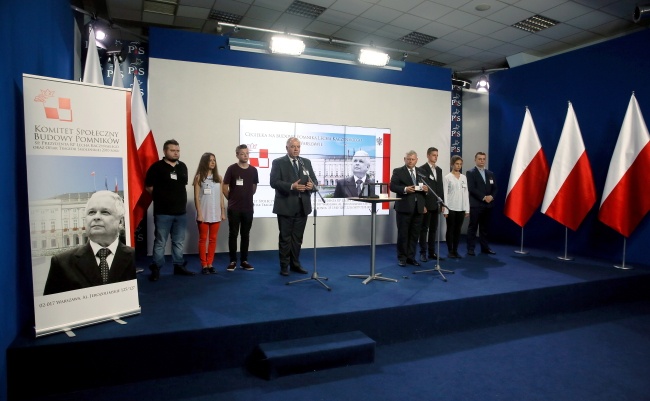 Konferencji prasowej dotycząca zbiórki pieniędzy na pomniki smoleńskie. fot. PAP/Tomasz Gzell