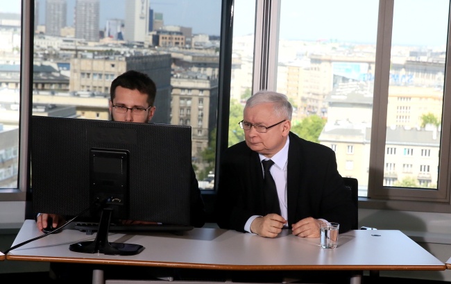 Jarosław Kaczyński w dyskusji z internautami na Facebooku. Fot. PAP/Tomasz Gzell