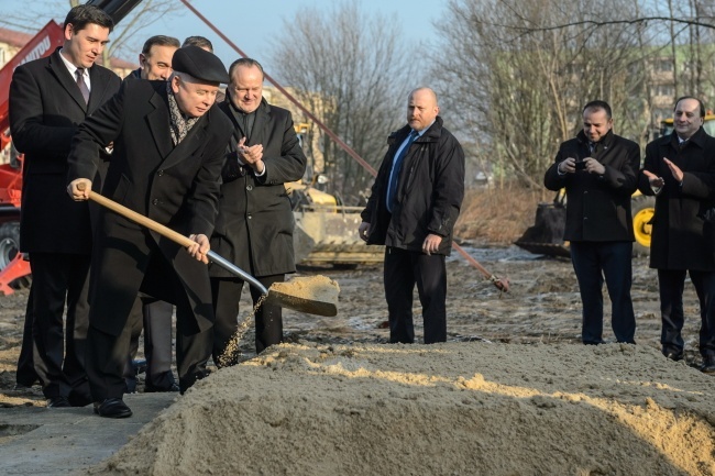 Jarosław Kaczyński oraz inni uczestnicy inauguracji programu Mieszkanie Plus w Białej Podlaskiej, fot. PAP/Wojciech Pacewicz