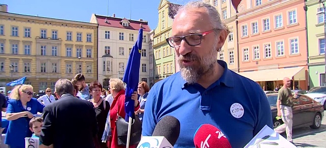 Mateusz Kijowski na wiecu we Wrocławiu, fot. TVN24/kadr z filmu