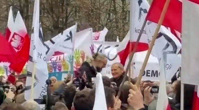 Mateusz Kijowski i Henryk Wujec podczas marszu KOD w Warszawie, fot. YouTube/kadr z filmu