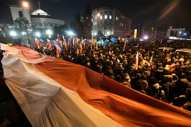 Protest KOD przed Sejmem, fot. PAP/Bartłomiej Zborowski