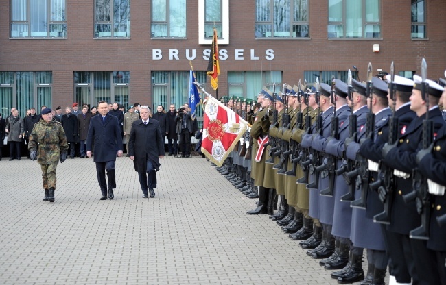 Andrzej Duda i Joachim Gauck oraz dowódca korpusu gen. Manfred Hofmann podczas ceremonii powitania, fot. PAP/Marcin Bielecki