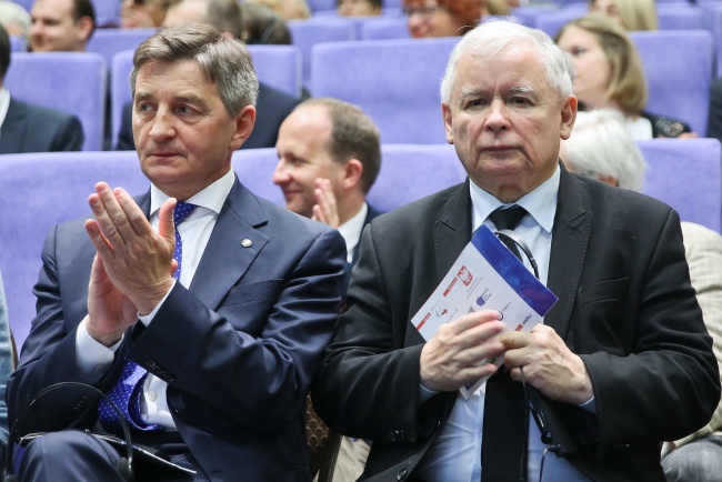 Marek Kuchciński (z lewej) i Jarosław Kaczyński. Fot. PAP/Rafał Guz