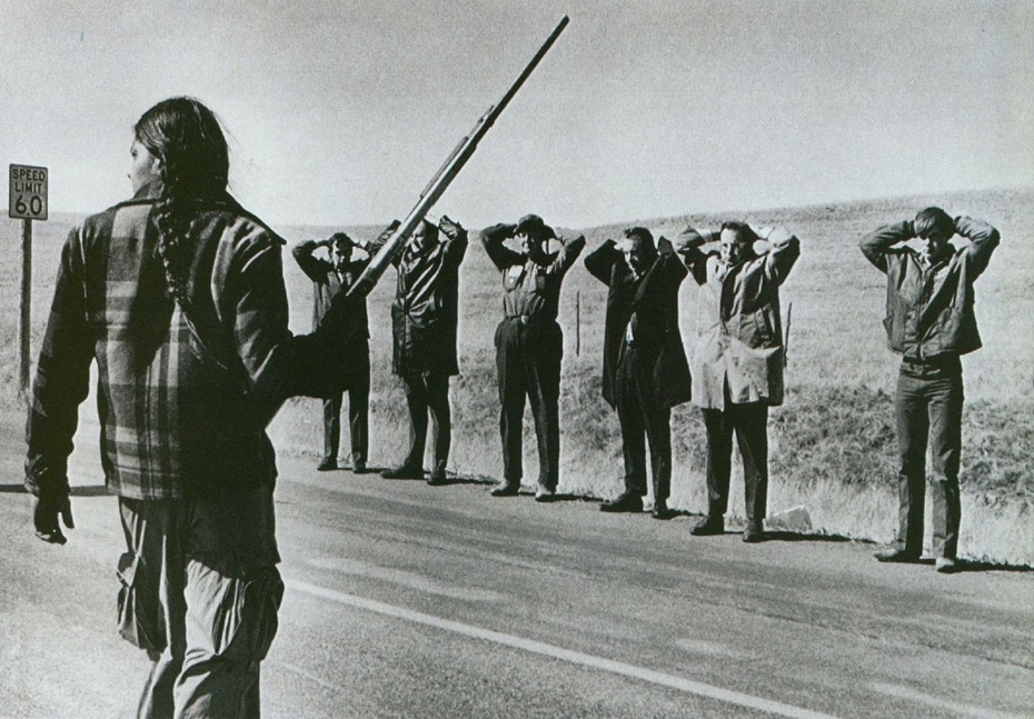 Ten obraz z głośnej okupacji Wounded Knee w 1973 r. zapowiada jeden z rozdziałów książki Piotra Korczyńskiego.