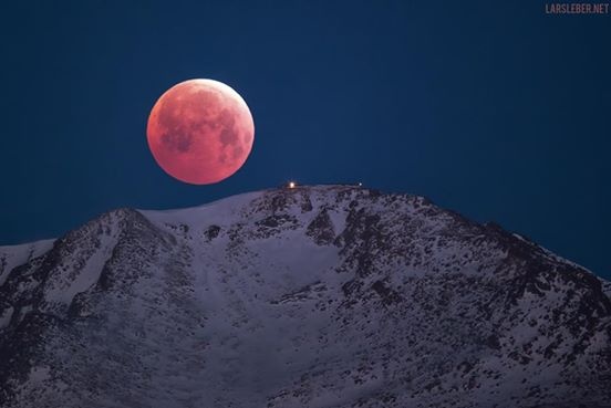 Księżyc podczas całkowitego zaćmienia oświetlony jest na czerwono przez promienie słoneczne rozproszone w atmosferze Ziemi