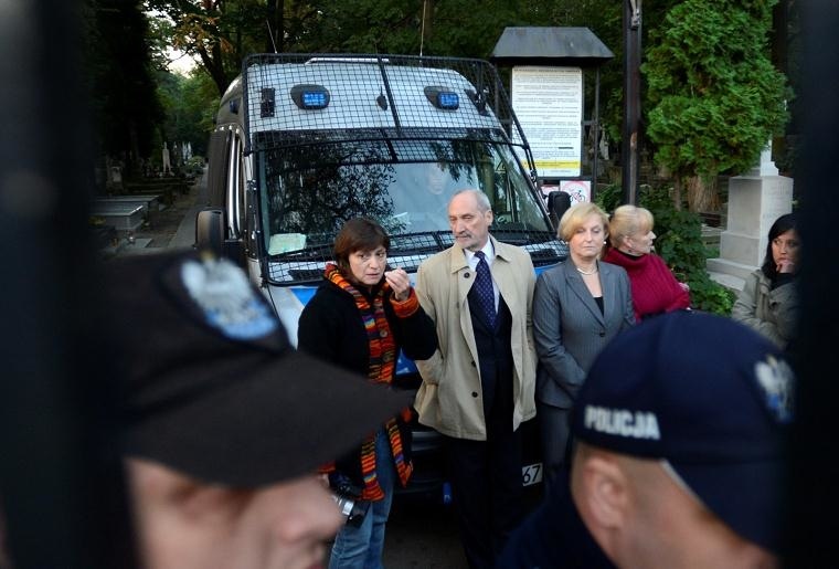 Antoni Macierewicz w towarzystwie Anny Fotygi i Ewy Stankiewicz blokuje przejazd samochodu policji