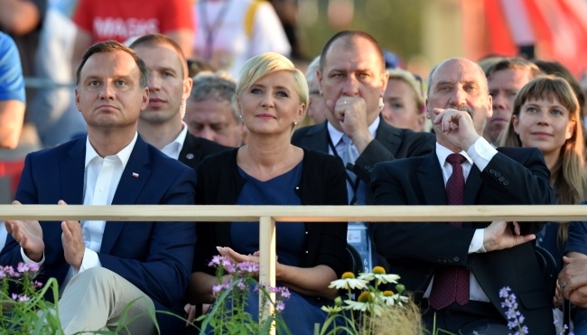 Antoni Macierewicz (z lewej) w Brzegach z prezydentem RP Andrzejem Duda i jego  małżonką, fot. PAP/Radek Pietruszka