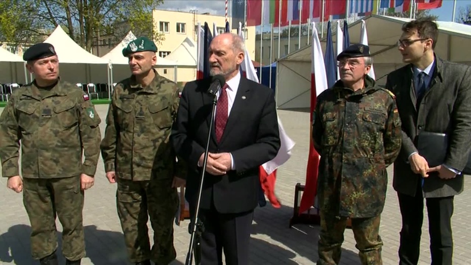 Antoni Macierewicz zapowiada powiększenie armii o połowę, fot. TVN24/kadr z filmu