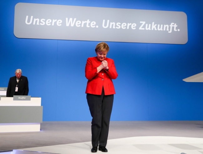 Angela Merkel po głosowaniu na zjeździe CDU, fot. PAP/EPA/KAY NIETFELD
