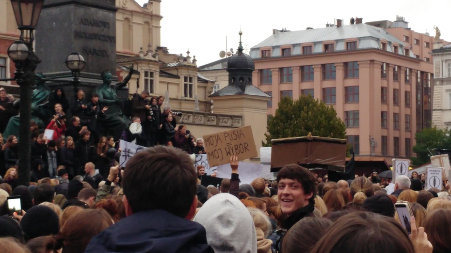 Czarny protest na krakowskim Rynku.