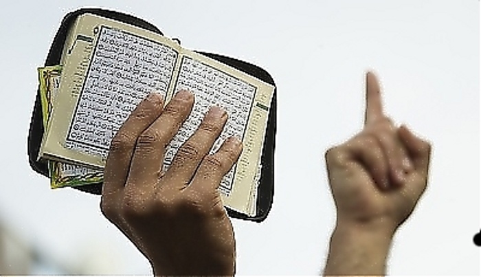 Czy któryś z polityków odpowiedzialnych za imigrantów poznał Koran? / zdjęcie Google