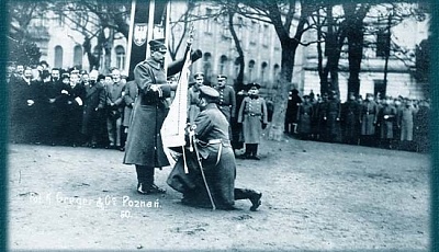 Zaprzysiężenie Straży Ludowej w Poznaniu, 23 lutego 1919 r. Sztandar wręcza gen. Dowbor-Muśnicki. Fot. powstaniewielkopolskie.pe