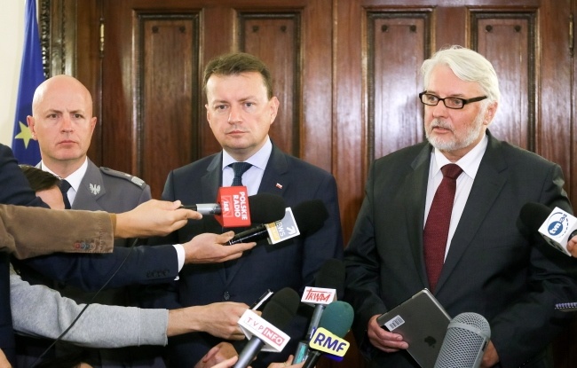 Od prawej; Witold Waszczykowski Mariusz Błaszczak i Jarosław Szymczyk podczas konferencji w Londynie, fot. PAP/Paweł Supernak
