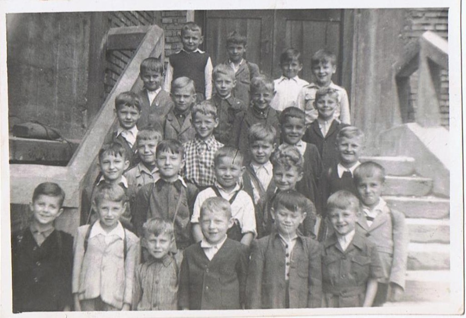 Rok 1951. Moja klasa 1-sza. Zdjęte na schodach nowego Kościoła Dębnickiego. W lewym dolnym narożniku autor notki. Fot. Ks. Socha