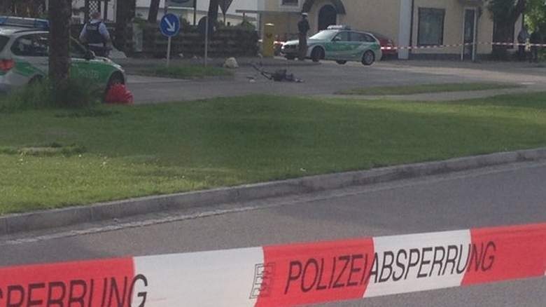 Policja wyjaśnia atak nożownika pod Monachium. Fot. Twitter