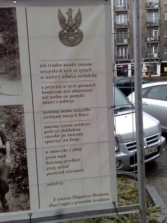 Motto wystawy plenerowej poświęconej Żołnierzom Wyklętym, zorganizowanej przez IPN na ul. Grójeckiej w Warszawie.  Fot.13.09 br