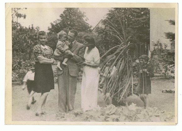 Rok 1945. Ogród przy naszym domu rodzinnym. Krzyś na rękach Taty. Jacek u boku Mamy (w białej sukni)