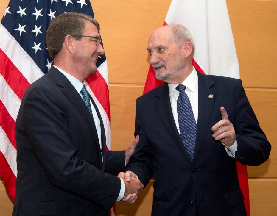 Ashton Carter (sekretarz obrony USA) i Antoni Macierewicz (szef MON) na spotkaniu NATO. Fot. PAP/EPA/Virginia Mayo