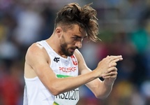 Adam Kszczot za metą biegu półfinałowego na 800 metrów. fot. PAP/Adam Warżawa