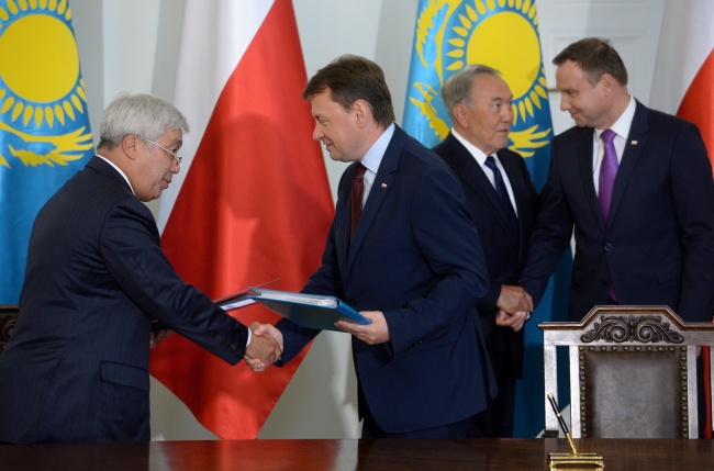 Mariusz Błaszczak na spotkaniu z prezydentem Kazachstanu Nursułtan Nazarbajewem. fot. PAP/Jacek Turczyk