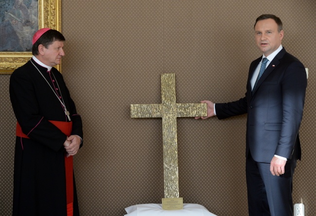 Prezydent Duda przekazał biskupowi kijowskiemu krzyż pamięci pomordowanych Polaków. fot. PAP/Jacek Turczyk