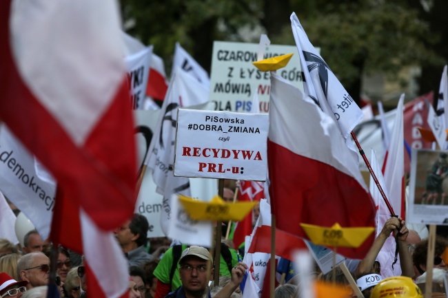 Uczestnicy marszu KOD. fot.PAP/Tomasz Gzell