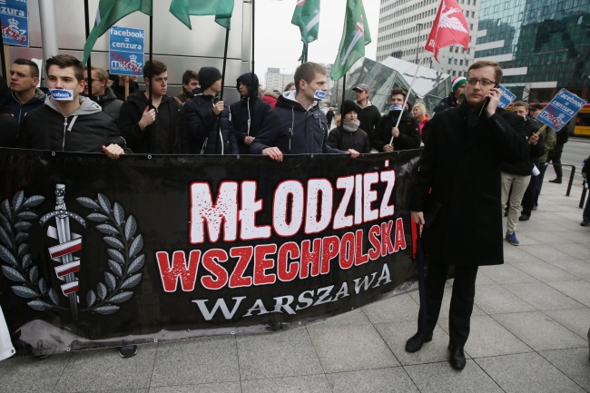 Protest narodowców przed siedzibą Facebooka. fot. PAP/Tomasz Gzell