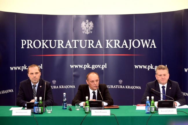 Marek Pasionek (C) oraz prokuratorzy Marek Kuczyński (L) oraz Krzysztof Schwartz (P). Fot. PAP/Radek Pietruszka