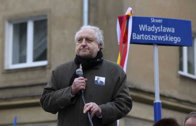 Prezes TK Andrzej Rzeplinski na skwerze imienia Władysława Bartoszewskiego. fot. PAP/Tomasz Gzell