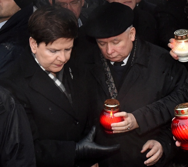 Beata Szydło i Jarosław Kaczyński zapalają znicze pod Pałacem rezydenckim. fot.PAP/Radek Pietruszka