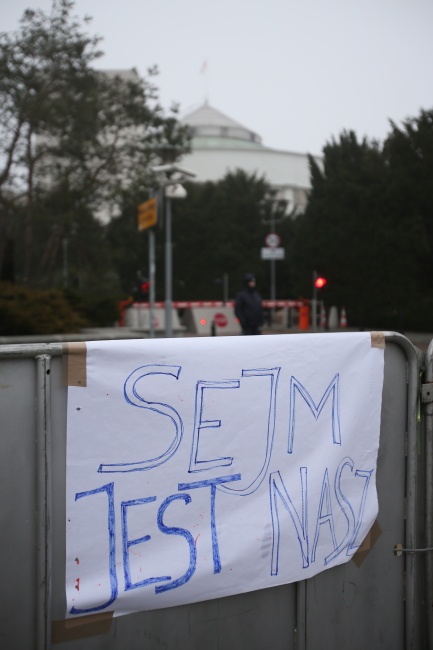 Protestujący przed Sejmem złamali prawo? fot.PAP/Leszek Szymański