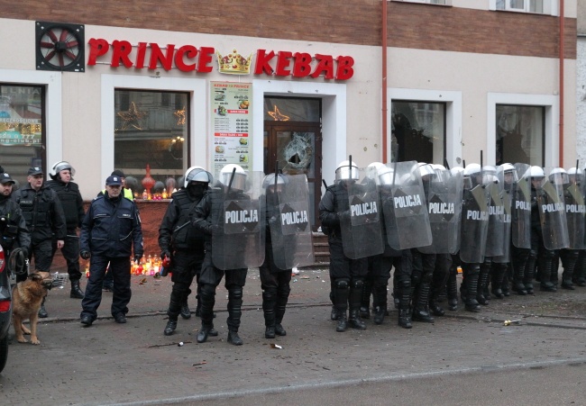Policjanci przed barem Kebab Prince. fot. PAP/Tomasz Waszczuk