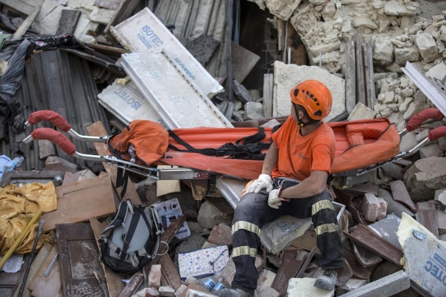 Akcja ratunkowa po trzęsieniu ziemi w środkowych Włoszech. fot. PAP/EPA/MASSIMO PERCOSSI