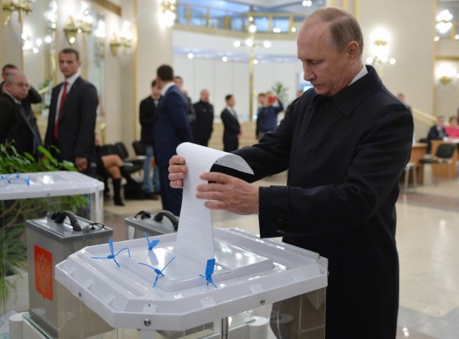 Prezydent Putin podczas wyborów w Rosji. fot.PAP/EPA