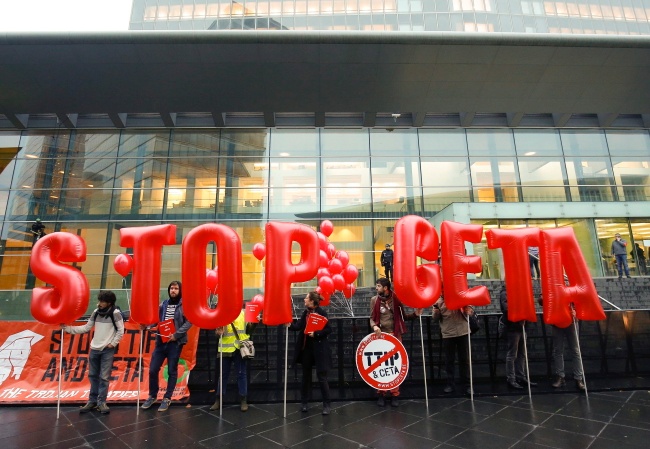 Protest przeciwko CETA and TTIP w Luksemburgu. fot. PAP/EPA/JULIEN WARNAND