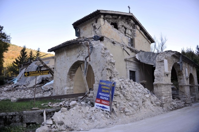 Zniszczony kościół w Villa Sant'Antonio. Fot. EPA/CRISTIANO CHIODI