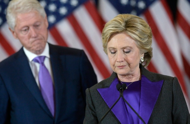 Hillary Clinton podczas przemówienia po przegranych wyborach. fot. PAP/EPA/Olivier Douliery