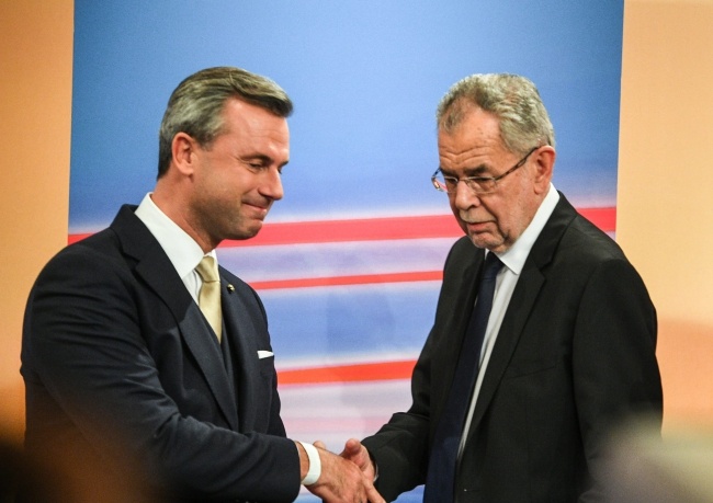 Alexander Van der Bellen i Norbert Hofer. fot.PAP/EPA/CHRISTIAN BRUNA
