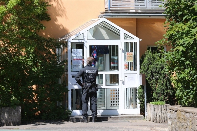 Policjanci podczas czynności śledczych po ataku 17-latka w Niemczech, fot. PAP/EPA/KARL-JOSEF HILDENBRAND