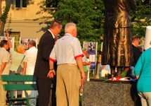 Matka na cokole a syn na dole. Pan Janusz Walentynowicz (z lewej) obok pomnika swojej matki.