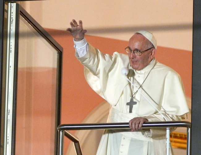 Papież Franciszek pozdrawia wiernych z okna papieskiego, fot. PAP/Darek Delmanowicz