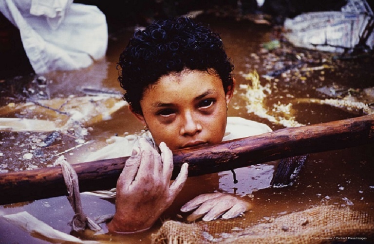 Omayara Sanchez 16.XI.1985 - autor Frank Fournier.

Historię dziewczynki i zdjęcia bez trudu można znaleźć w necie.