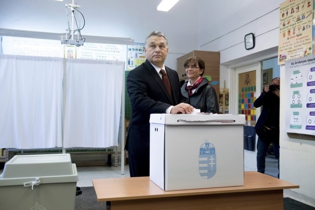 Viktor Orban głosuje w referendum, fot. PAP/EPA/SZILARD KOSZTICSAK