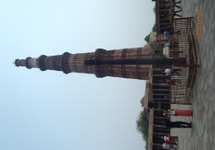 żelazny filar na tle minaretu