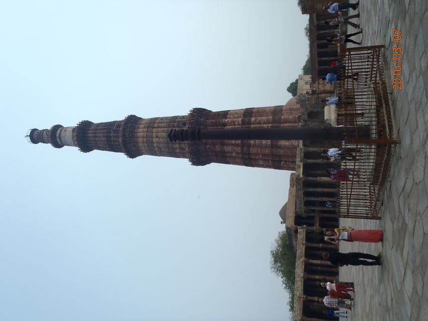 żelazny filar na tle minaretu