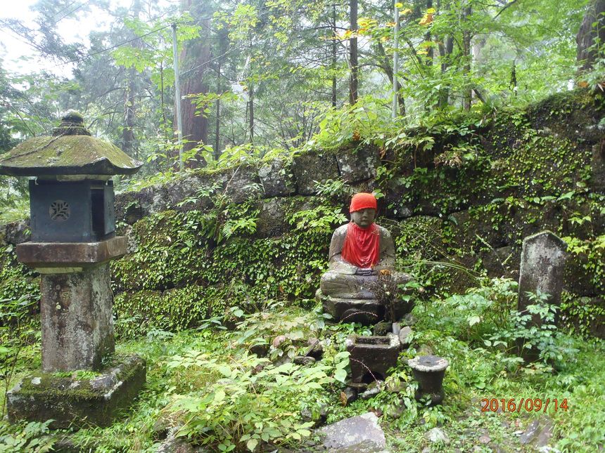 Budda ubrany w czerwoną czapkę, Nikko.