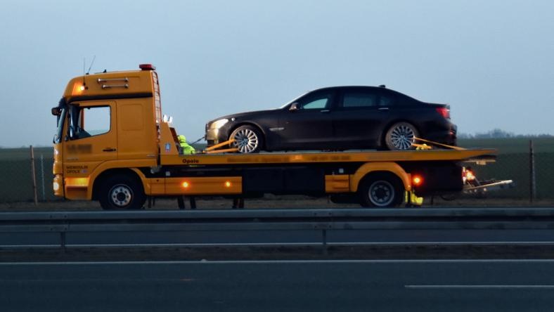 BMW prezydenta po wypadku na autostradzie. Fot. PAP